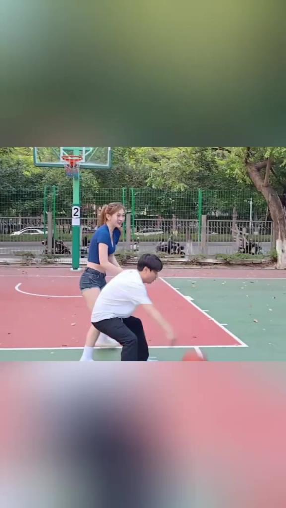 集夢(mèng)會(huì)長(zhǎng)背打一米8的女生，這是真打球??！