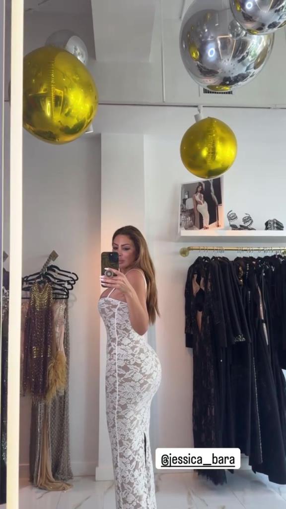 徐娘半老！皮蓬前妻穿吊帶裙自拍，這身材也太炸裂了！