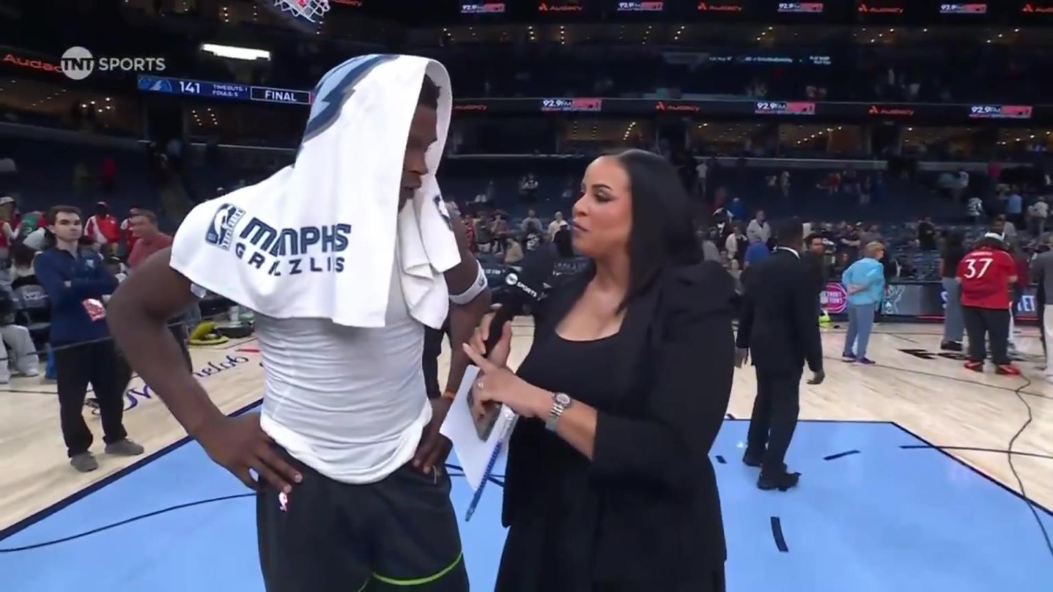 華子賽后接受一位豐滿女記者的采訪！