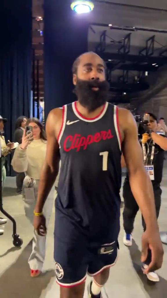 爆砍39分！哈登賽后走入球員通道氣喘吁吁：今天是場艱苦的戰(zhàn)斗