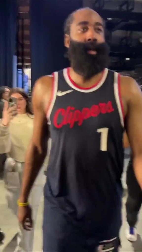 贏了！哈登賽后走回更衣室在球員通道和工作人員一一擊掌慶祝