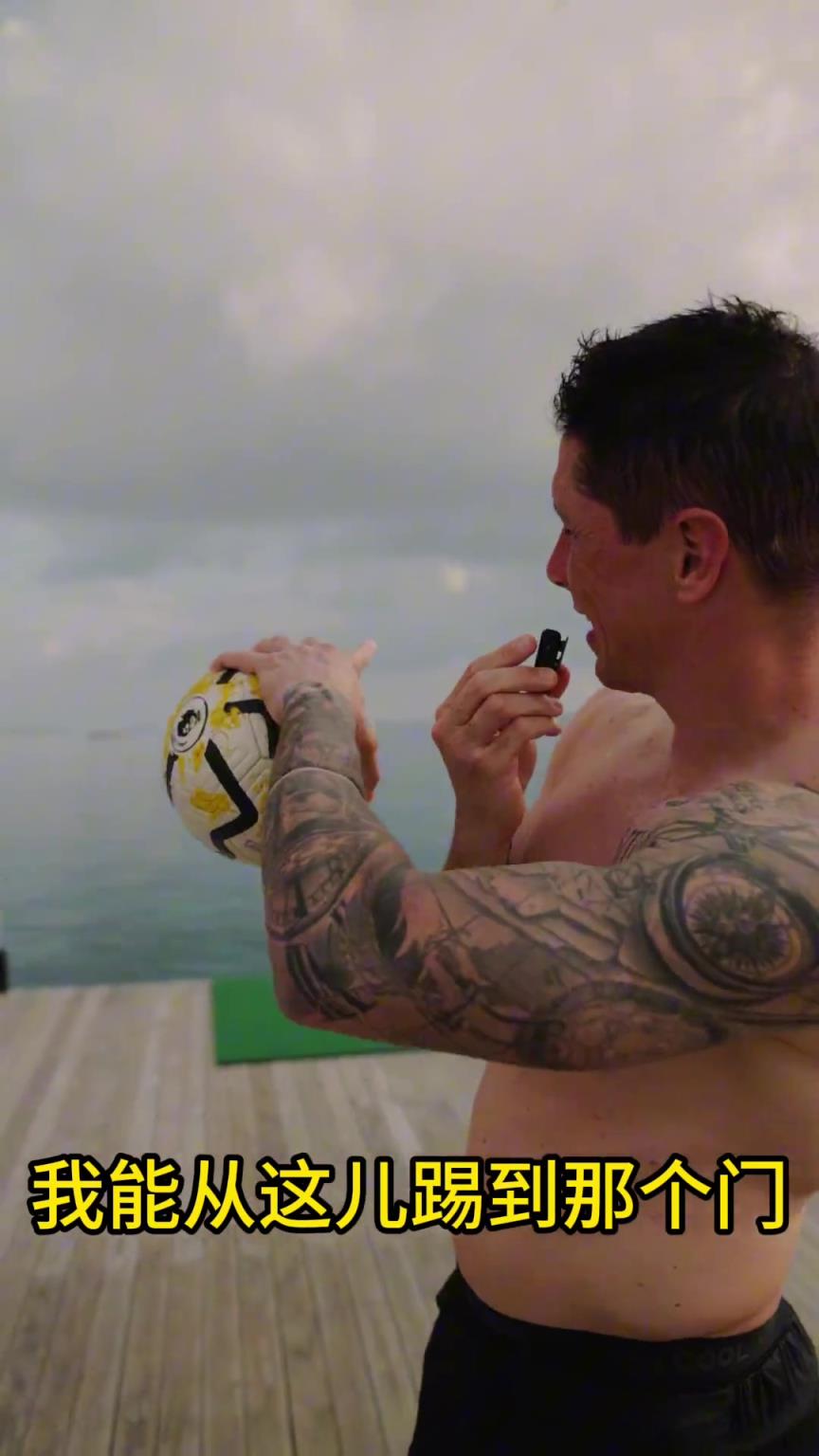 當(dāng)年多少人的偶像！托雷斯挑戰(zhàn)赤腳進(jìn)球