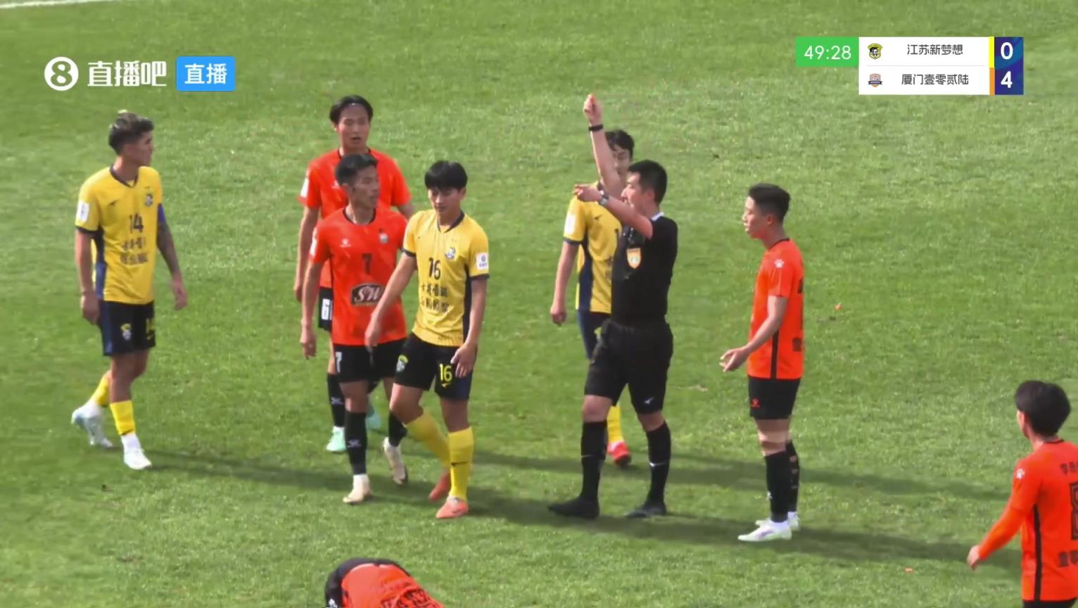 比姆巴佩抬的還高，中冠球員亮鞋釘兇狠蹬踏被裁判直紅驅(qū)逐