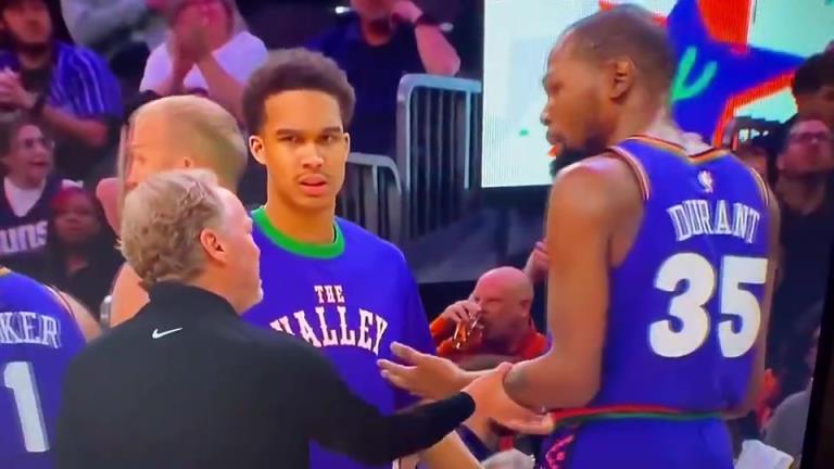 下課導(dǎo)火索？主帥布登此前抓住KD手臂要說什么，被一把甩開！