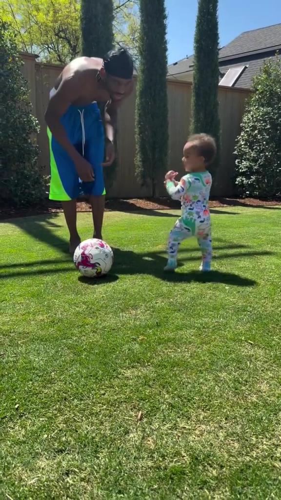 足球要從娃娃抓起！SGA帶娃踢足球，小孩摔倒時鼓掌“嘲笑”！